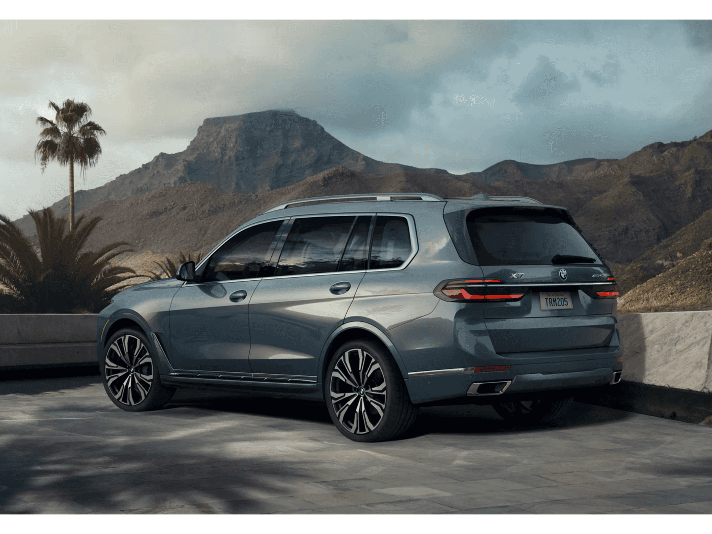 2026 BMW X7 exterior front view