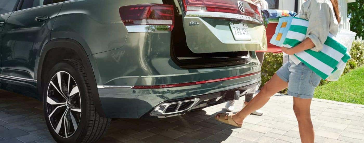 Hands Free Liftgate on a green 2026 Volkswagen Atlas.