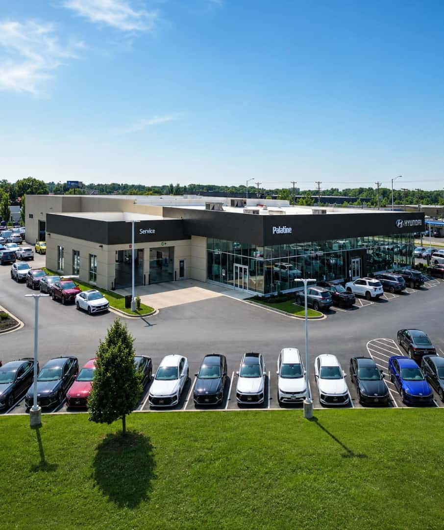 Asesor de ventas bilingüe de Napleton Palatine Hyundai atendiendo a un cliente en español