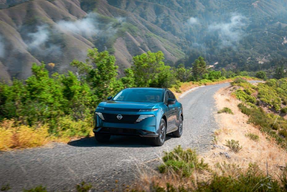 New Nissan Murano drives through mountains