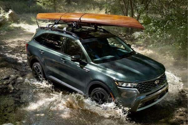 Kia Sorento with kayak on top